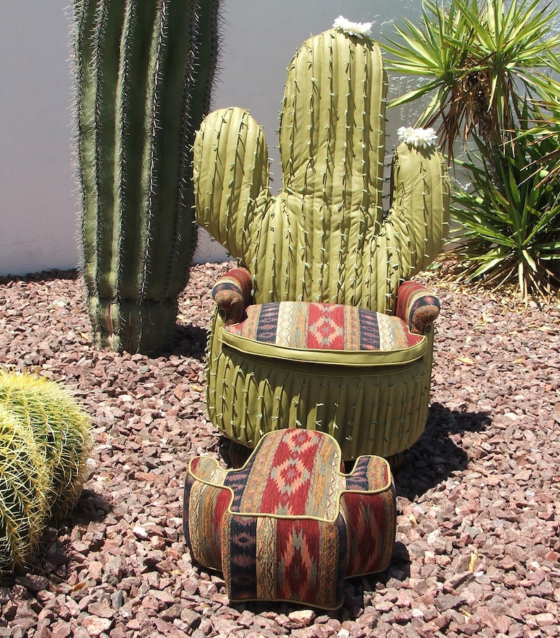 K&ouml;nnte beinhalten: Ein gr&uuml;ner Kaktus-f&ouml;rmiger Stuhl und Hocker mit einer s&uuml;dwestlichen gemusterten Stoffpolsterung. Stuhl und Hocker stehen auf einem Kiesbett.