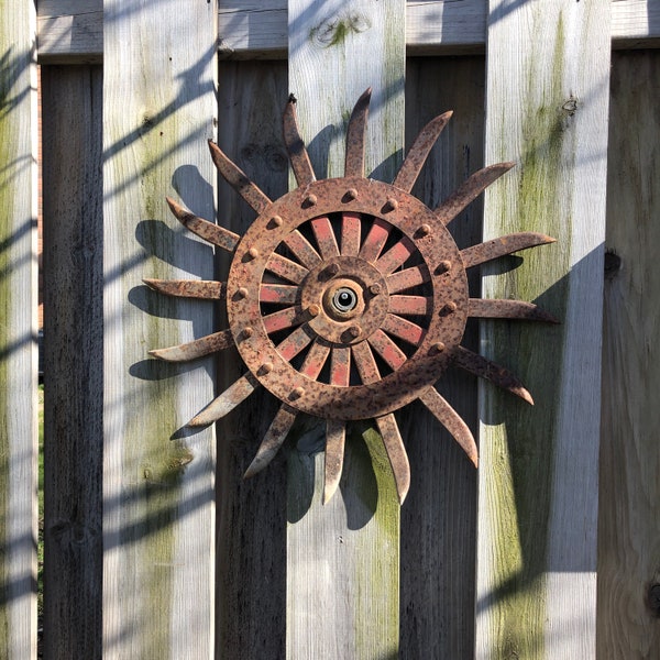 Arte del jardín - arte del patio - decoración de la cerca - decoración oxidada