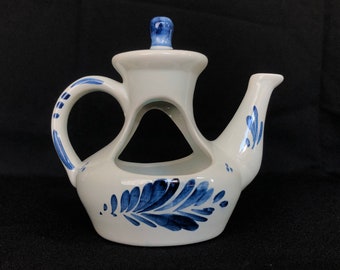 Portavelas antiguo holandés con forma de tetera pintada a mano tradicionalmente en azul Delft - Portavelas votivo Delfts Blauw - Holanda