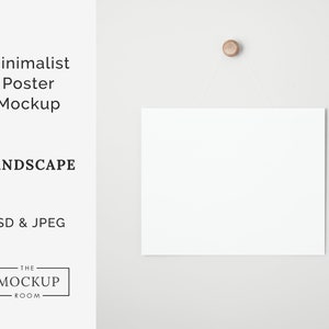 Puede incluir: Una maqueta de póster blanco colgada en una pared gris claro con un alfiler de madera. El póster está en orientación horizontal. El texto "Minimalist Poster Mockup" está en el lado izquierdo de la imagen. El texto "LANDSCAPE" está debajo del primer texto. El texto "PSD & JPEG" está debajo del segundo texto. El texto "THE MOCKUP ROOM" está debajo del tercer texto.