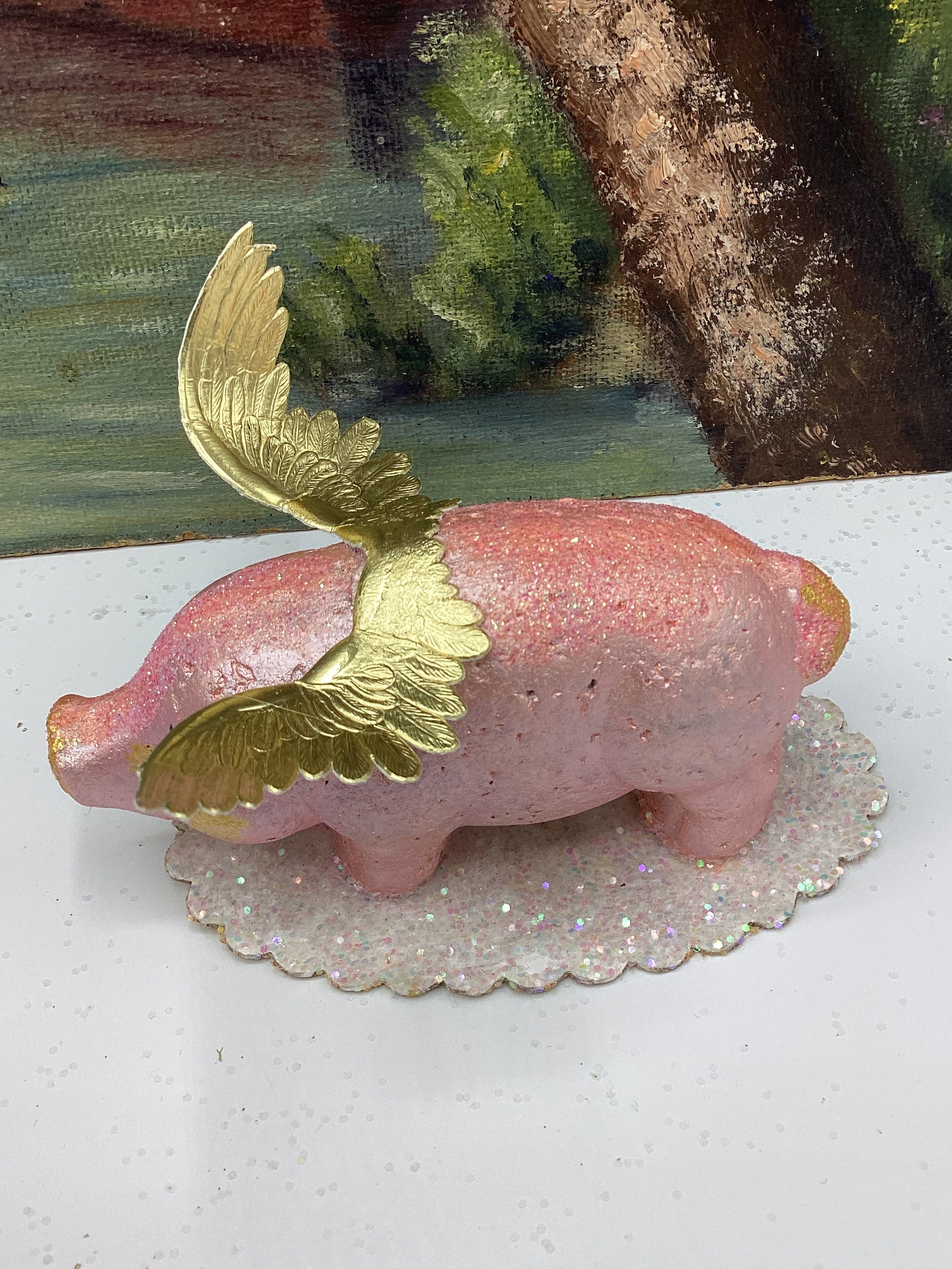 装飾フィギュア 『空飛ぶ豚 』ピンク 装飾品 空飛ぶピンクの豚の紙粘土、金の翼付きコレクション - Etsy 日本
