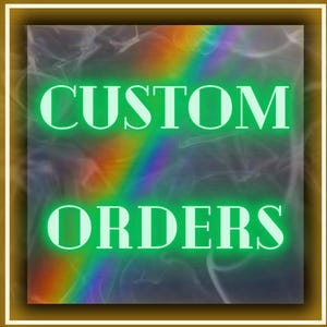 Op de afbeelding: Een vierkante afbeelding met de tekst CUSTOM ORDERS in heldere groene hoofdletters. De achtergrond toont een wervelende, rookgrijze textuur met een diagonaal regenboogverloopeffect, omlijst door een dikke, goudkleurige rand.