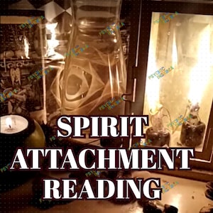 Könnte beinhalten: Ein Bild mit spirituellem Thema, das eine Glaskaraffe, Kerzen und den Text "SPIRIT ATTACHMENT READING" in dunkler roter Schrift zeigt. Die Szene ist schwach beleuchtet und erzeugt eine mystische Atmosphäre.