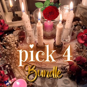 Op de afbeelding: Een opstelling van brandende kaarsen, een rode roos en de tekst "pick 4 bundle" in gouden script. De kaarsen staan in doorzichtige glazen houders en bruine kandelaars. De achtergrond bevat gedroogde bloemen en valuta.