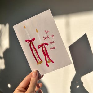 Tarjeta de felicitación de San Valentín o Galentines. Ilustración de vela y lazo tamaño A6 con cita. Elegante tarjeta de San Valentín con sobre.