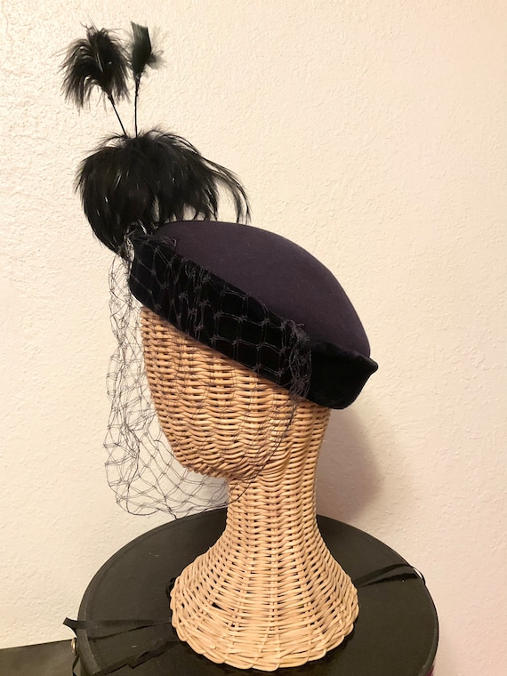 Vintage 40s Hat Navy with Feathers size 22 - image 4