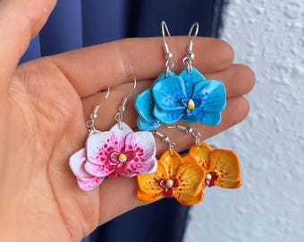 Orecchini a forma di orchidea dipinti a mano