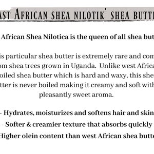 Może przedstawiać: Biała karta informacyjna z czarnym tekstem zatytułowana East African Shea Nilotik Shea Butter. Tekst opisuje produkt jako rzadkie, kremowe i miękkie masło shea z Ugandy, o słodkim aromacie oraz właściwościach nawilżających włosy i sk&oacute;rę.