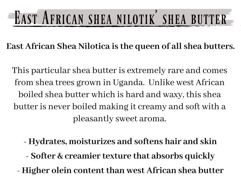 Może przedstawiać: Biała karta informacyjna z czarnym tekstem zatytułowana East African Shea Nilotik Shea Butter. Tekst opisuje produkt jako rzadkie, kremowe i miękkie masło shea z Ugandy, o słodkim aromacie oraz właściwościach nawilżających włosy i sk&oacute;rę.