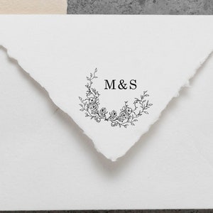 Monogramm Blumenprägung | Blumenkranz Stempel | Hochzeit Logo Stempel | Stempel, Selbstfarbstempel oder Embosser | Motiv: WS026