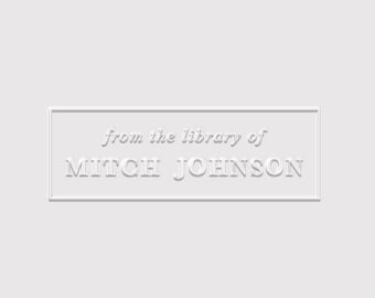 Könnte beinhalten: Ein weißes, geprägtes rechteckiges Etikett mit dem Text "from the library of MITCH JOHNSON".