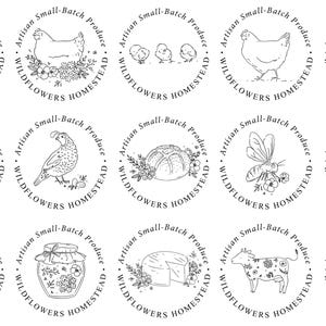 Può includere: Una collezione di illustrazioni circolari in bianco e nero con vari elementi di prodotti agricoli. I disegni includono uova, galline, pulcini, un'anatra, quaglie, pane, un'ape, una farfalla, un alveare, un barattolo di miele, formaggio, una mucca e un camion con mele. Ogni disegno è circondato dal testo "Artisan Small-Batch Produce. Wildflowers Homestead."