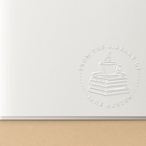 Timbro in rilievo minimalista personalizzato / Tazza da caffè su pila di libri / Dark Academia / Timbro in gomma, timbro autoinchiostrante o timbro in rilievo / SKU: STL137