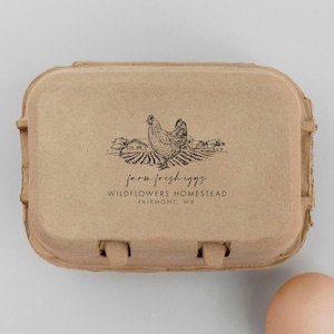 Sello de goma personalizable con diseño de huevos frescos de granja para etiquetas de cajas - Opción autoentintable disponible / Diseño: STB015