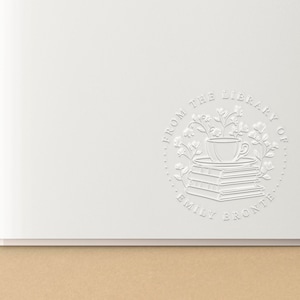 Timbro in rilievo personalizzato per libri / Tazza da caffè su una pila di libri / Timbro in gomma, timbro autoinchiostrante o timbro in rilievo / SKU: STL136