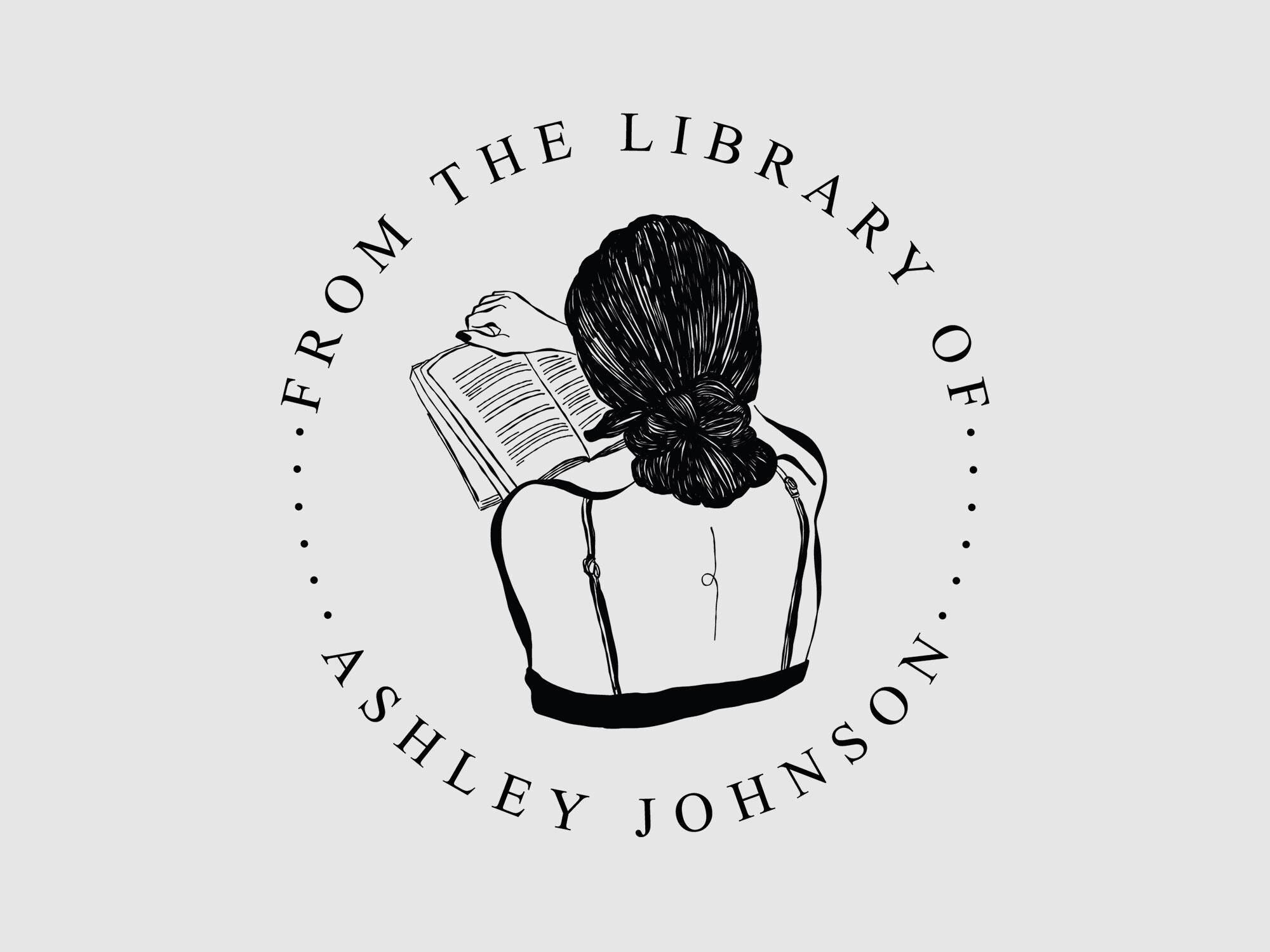 Boekstempel gepersonaliseerd | Vrouw leest bibliotheekboeklabel | Noir Esthetisch | Rubberstempel of zelfinktende stempel | Ontwerp: STL153