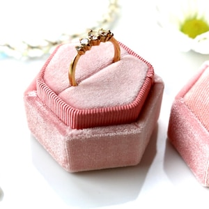 Sechseckige Ringbox aus rosa Samt
