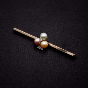 Broche Art Decó con barra de diamantes y perlas tricolores en platino y oro amarillo de 9 quilates