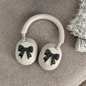 ヘッドフォン用の愛らしい 2 つの BOW アクセサリ - Sony XM5 / XM4、Skullcandy、Marshall アタッチメント、ゲーマー ガール向けのアニメ装飾、ストリーマーへのギフト