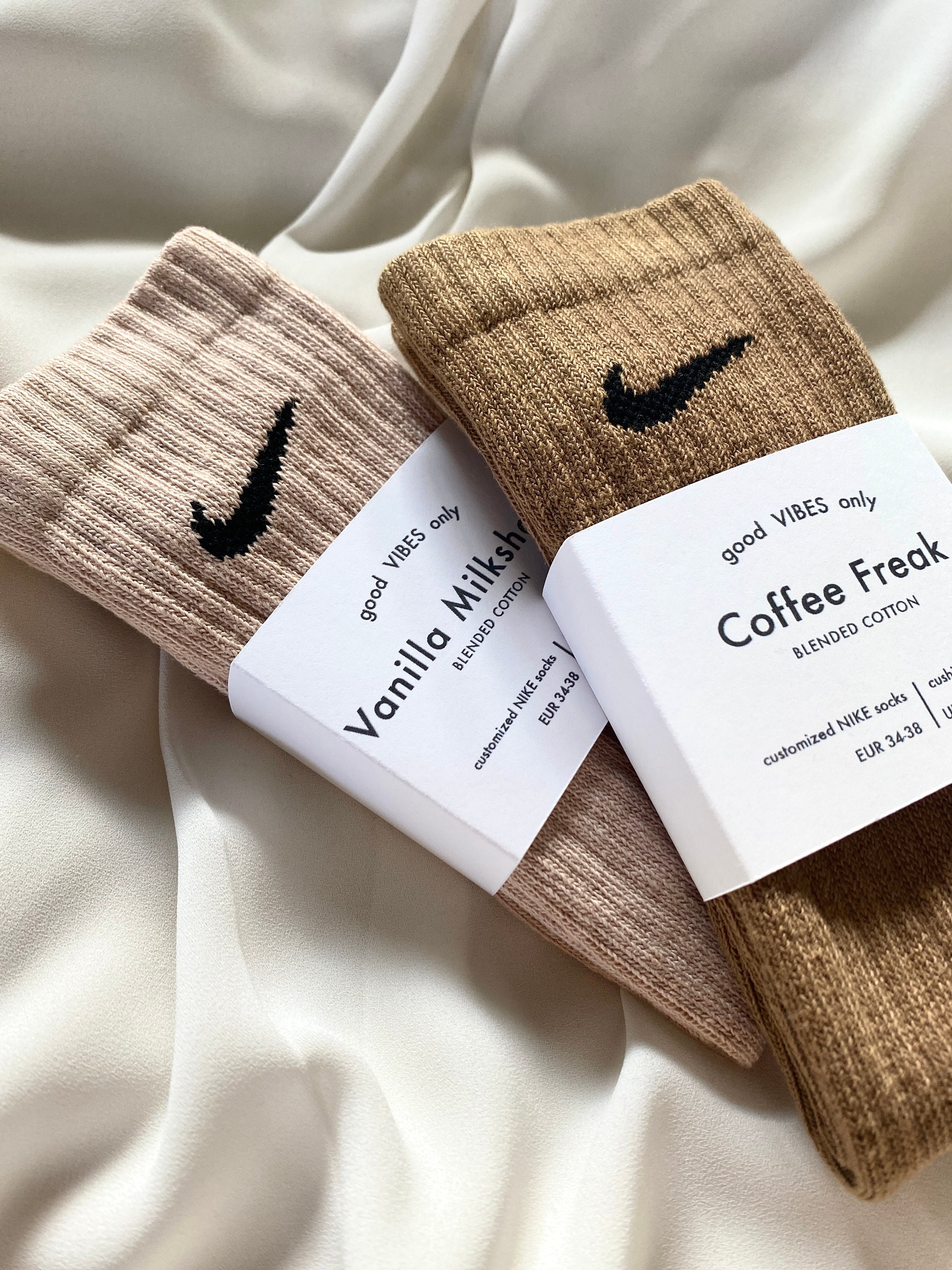 Chaussettes Nike Dri-Fit teintes à la main nude/neutre de RHOOTS