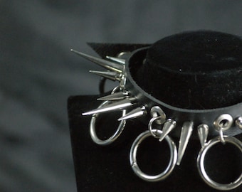 Choker med ringar och spikar