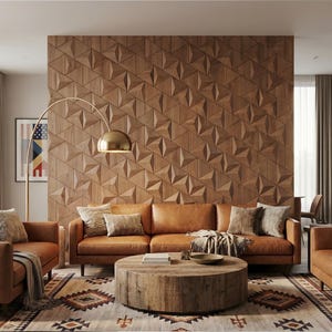 Könnte beinhalten: Ein modernes Wohnzimmer mit einem braunen Ledersofa, zwei passenden Sesseln und einem runden Couchtisch aus Holz. Der Raum hat eine geometrische Holz-Akzentwand und einen gemusterten Teppich. Eine goldene Bogenlampe sorgt für Beleuchtung.