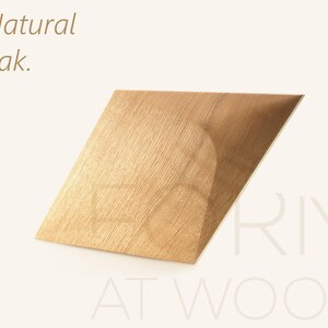 Op de afbeelding: Een vierkant paneel van natuurlijk eikenhout met een zichtbaar nerfpatroon. De tekst "Natural oak." verschijnt in de linkerbovenhoek en de tekst "RIMI AT WOOD" is geplaatst in de rechterbenedenhoek van de afbeelding.