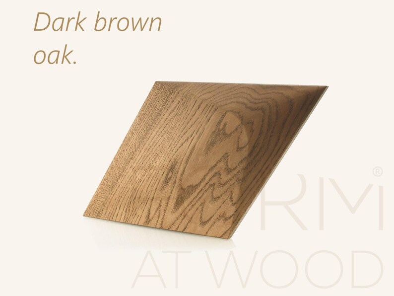 Op de afbeelding: Een vierkant houten bord gemaakt van donkerbruin eikenhout met een zichtbaar natuurlijk houtnerfpatroon. De tekst "Dark brown oak." staat in de linkerbovenhoek en de tekst "RIMI AT WOOD" staat in de rechterbenedenhoek.