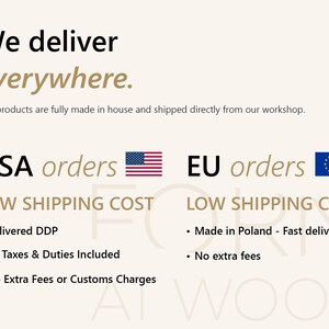 Op de afbeelding: Een informatieve afbeelding met zwarte en beige tekst op een lichte achtergrond. Er staat We deliver everywhere en Our products are fully made in house. USA-bestellingen worden getoond met een vlag en EU-bestellingen met een EU-vlag.