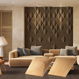 Op de afbeelding: Een moderne woonkamer met een bruin geometrisch wandpaneel met een ruitpatroon. Een beige bank met grijze kussens en een houten salontafel staan voor de muur. Twee houten panelen liggen op de vloer.