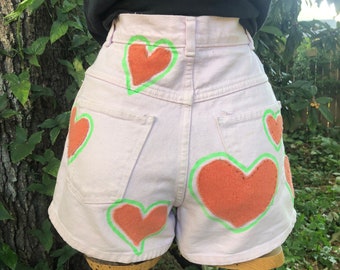 LOVESTRUCK BOOTY SHORTS // Shorts en denim rose des années 1990 // taille haute // taille 28 // taille M // collage fait main upcycled