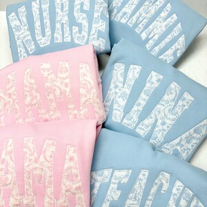 Tshirt sweat-shirt brodé avec appliqués maman Maman fille rose grand millénaire. Broderie florale rose maman. Cadeau pour maman. Sweat-shirt de maternité image 2