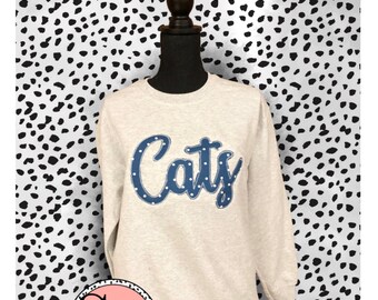 Pull en frêne appliqué chats | Brodé | Appliqués | Tissu à pois bleu marine et blanc