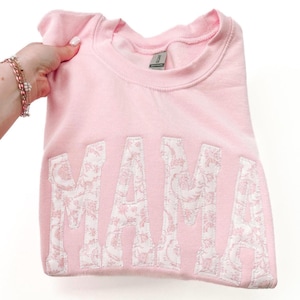 Tshirt sweat-shirt brodé avec appliqués maman Maman fille rose grand millénaire. Broderie florale rose maman. Cadeau pour maman. Sweat-shirt de maternité image 1