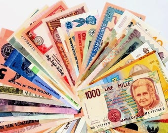 50カ国から集めた50枚の異なる世界の紙幣の束、未使用の外国通貨、希少