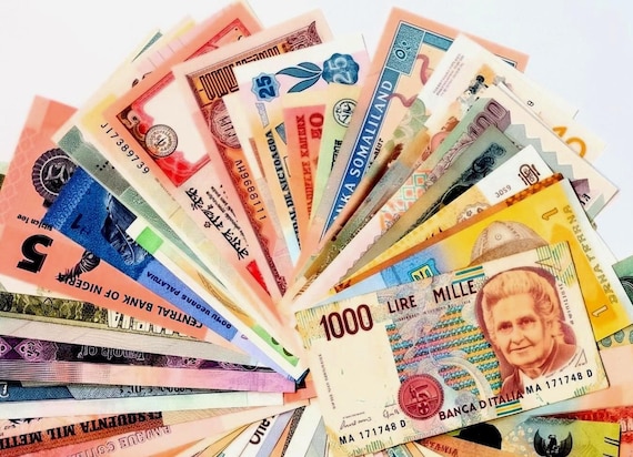 色々な国の旧貨幣や紙幣　２キロぐらい 50カ国から集めた50枚の異なる世界の紙幣の束、未使用の外国通貨、希少