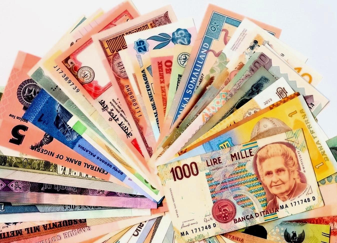 50カ国から集めた50枚の異なる世界の紙幣の束、未使用の外国通貨、希少