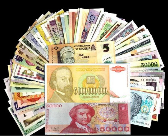 色々な国の旧貨幣や紙幣　２キロぐらい 50カ国から集めた50枚の異なる世界の紙幣の束、未使用の外国通貨、希少