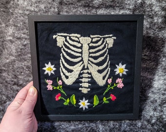 Skelett und Blumen Stickerei, handgemacht, Originaldesign, Brustkorb, Floral, Textilkunst, Wanddekoration, Stickrahmen, Kreuzstich