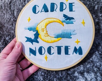 Mond Stickerei, Carpe Noctem, handgemacht, Halbmond, Fledermäuse, Fiber Art, Wanddeko, Stickrahmen, Stickrahmen Kunst, Goth, Dark Art