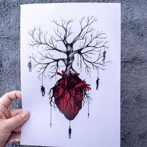 Może przedstawiać: Czarno-czerwona ilustracja drzewa z ludzkim sercem jako pniem. Sylwetki ludzi wiszą na gałęziach. Grafika znajduje się na białym papierze.