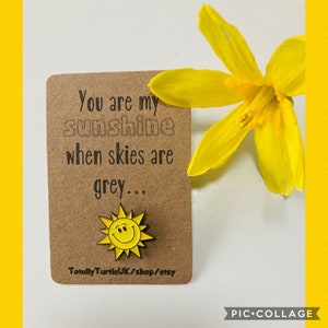 Glimlachend happy Sunshine pin-badge. Cadeau voor vrienden/familie