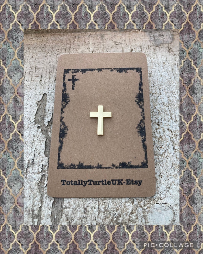 Puede incluir: Una peque&ntilde;a cruz dorada en una tarjeta marr&oacute;n con el texto "TotallyTurtleUK-Etsy".