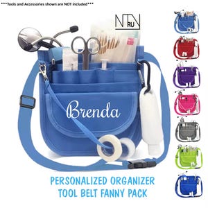 Puede incluir: Un organizador de herramientas personalizado azul con el nombre "Brenda" en escritura blanca. La bolsa tiene m&uacute;ltiples bolsillos y una correa para el hombro. Se muestran opciones de color adicionales.