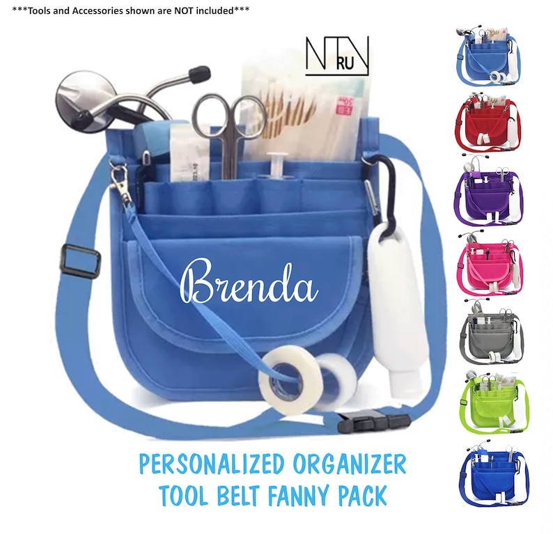 Puede incluir: Un organizador de herramientas personalizado azul con el nombre "Brenda" en escritura blanca. La bolsa tiene m&uacute;ltiples bolsillos y una correa para el hombro. Se muestran opciones de color adicionales.