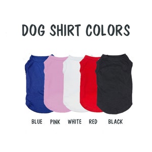 Peut inclure: Cinq chemises pour chien de diff&eacute;rentes couleurs&nbsp;: bleu, rose, blanc, rouge et noir.  "DOG SHIRT COLORS" est &eacute;crit au-dessus des chemises.