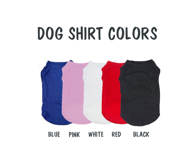 Peut inclure: Cinq chemises pour chien de diff&eacute;rentes couleurs&nbsp;: bleu, rose, blanc, rouge et noir.  "DOG SHIRT COLORS" est &eacute;crit au-dessus des chemises.