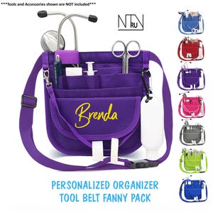 Puede incluir: Un cintur&oacute;n de herramientas morado con bandolera, con m&uacute;ltiples bolsillos y un nombre personalizado en escritura amarilla. La imagen tambi&eacute;n muestra varias opciones de color, incluyendo azul, rojo, rosa, gris y verde. El texto "PERSONALIZED ORGANIZER TOOL BELT FANNY PACK" est&aacute; en la parte inferior.