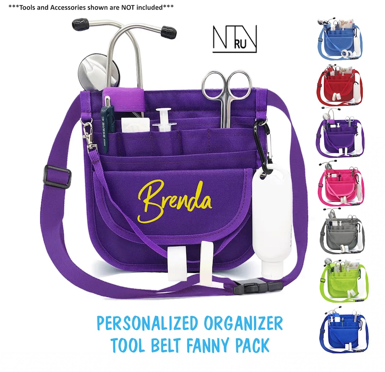 Puede incluir: Un cintur&oacute;n de herramientas morado con bandolera, con m&uacute;ltiples bolsillos y un nombre personalizado en escritura amarilla. La imagen tambi&eacute;n muestra varias opciones de color, incluyendo azul, rojo, rosa, gris y verde. El texto "PERSONALIZED ORGANIZER TOOL BELT FANNY PACK" est&aacute; en la parte inferior.