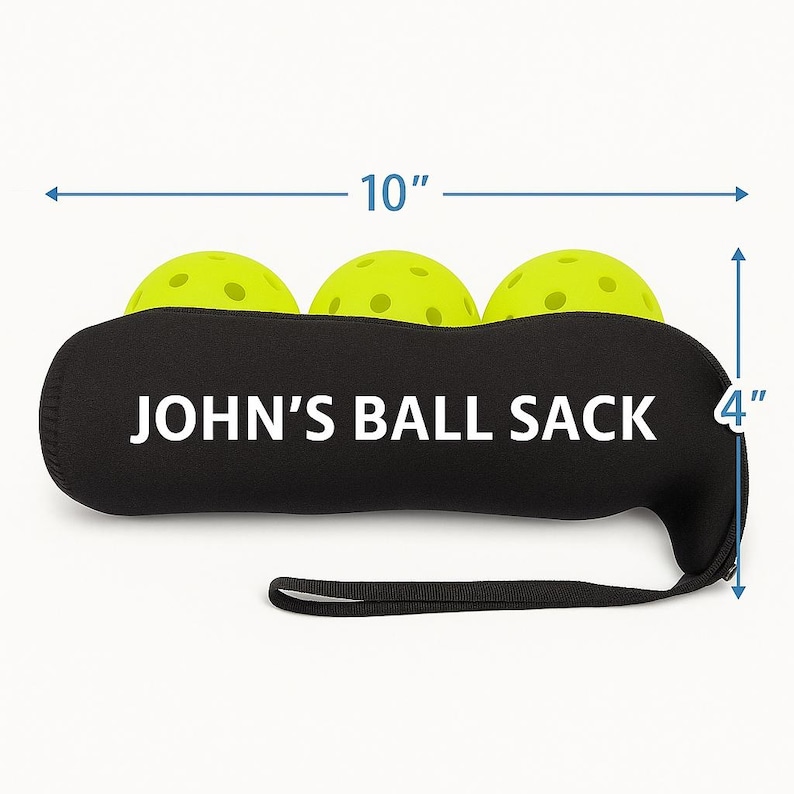 Peut inclure: Sac de balles en n&eacute;opr&egrave;ne noir avec le texte "JOHN'S BALL SACK" en blanc. Le sac contient trois balles de pickleball jaune fluo. Le sac mesure 25 cm de long et 10 cm de haut. Une sangle noire est attach&eacute;e au sac.